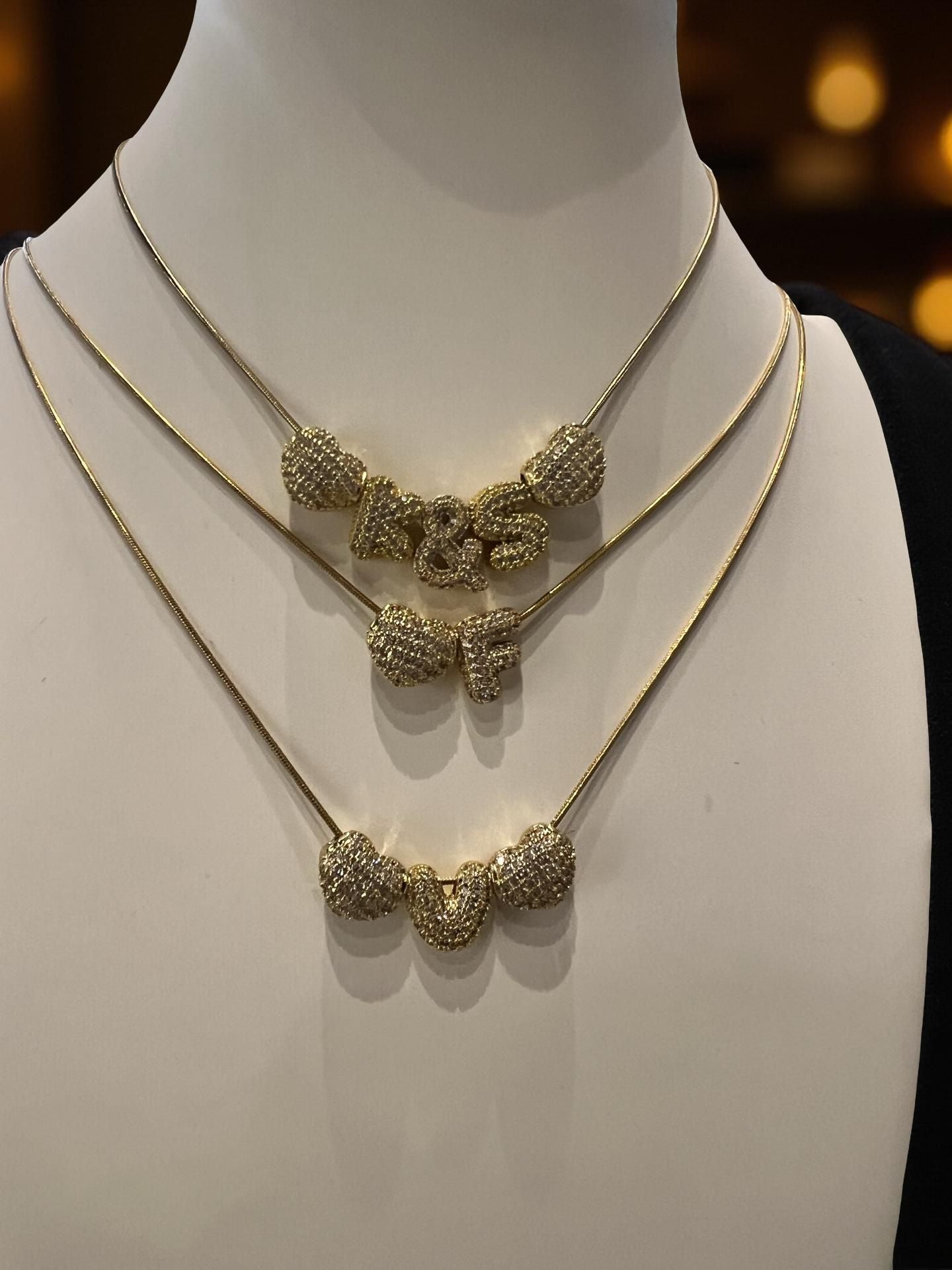 Collana Gold acciaio inossidabile con cuore e lettere in ottone radiato con strass